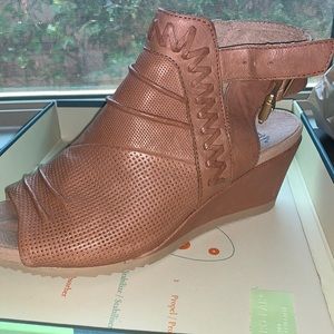 Earth shoes, Size 9. Ginger color